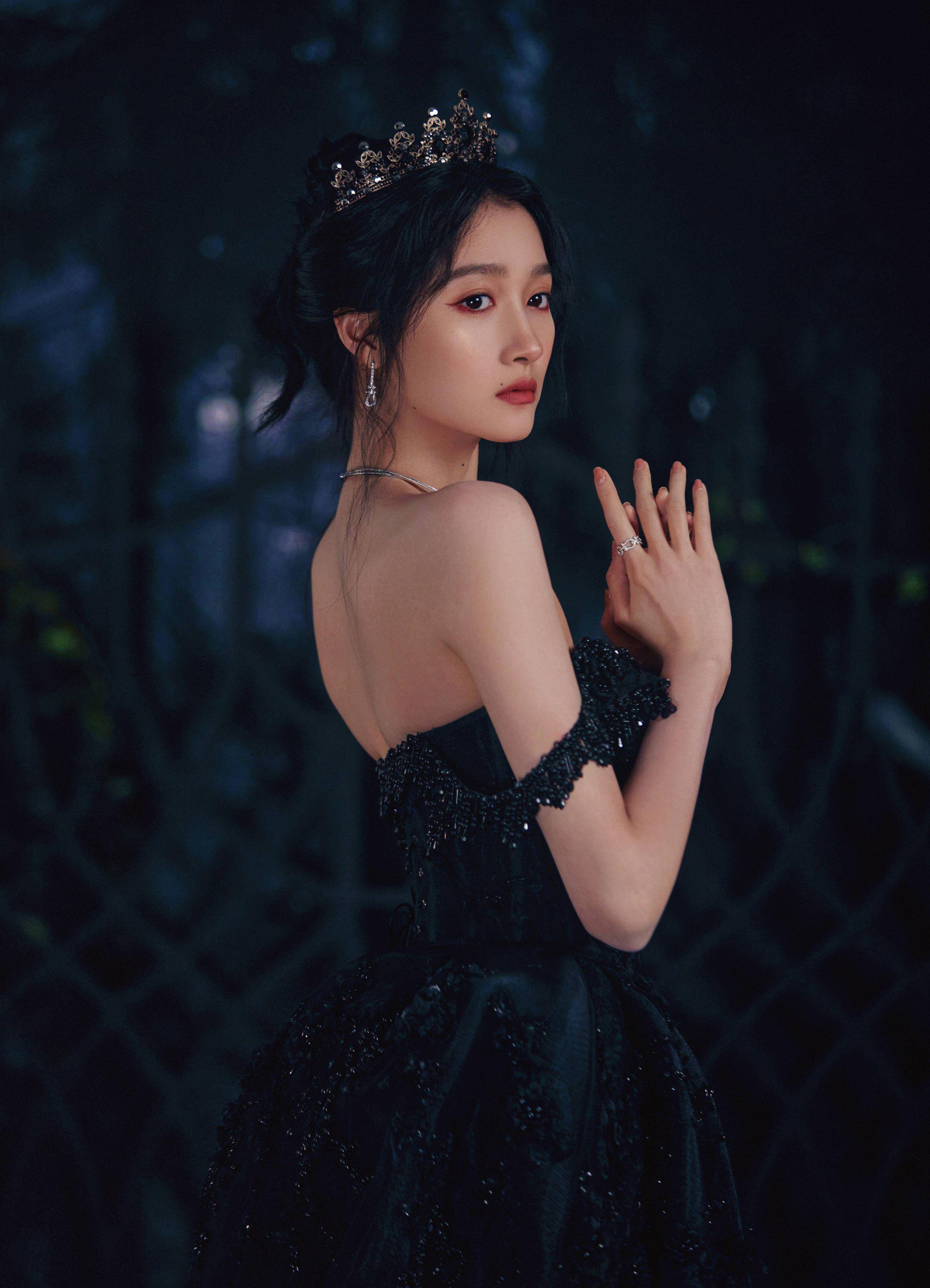 关晓彤轻熟风写真,一袭黑色露肩长裙镶满黑色珠链,回头率超高_裙子