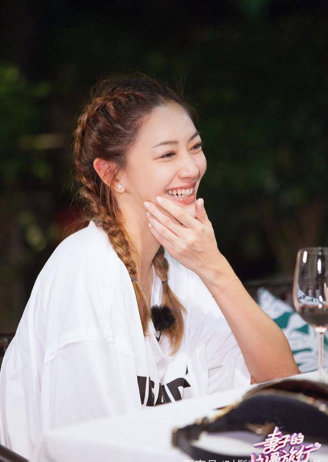 应采儿太有气质了!一袭t恤配麻花辫,仿若20岁出头的少女!