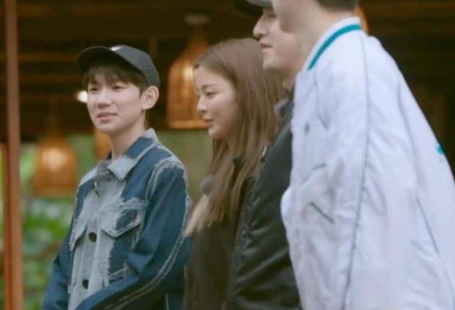 杨超越帮王源整理头发,谁注意到他的表情变化?粉丝:情窦初开!