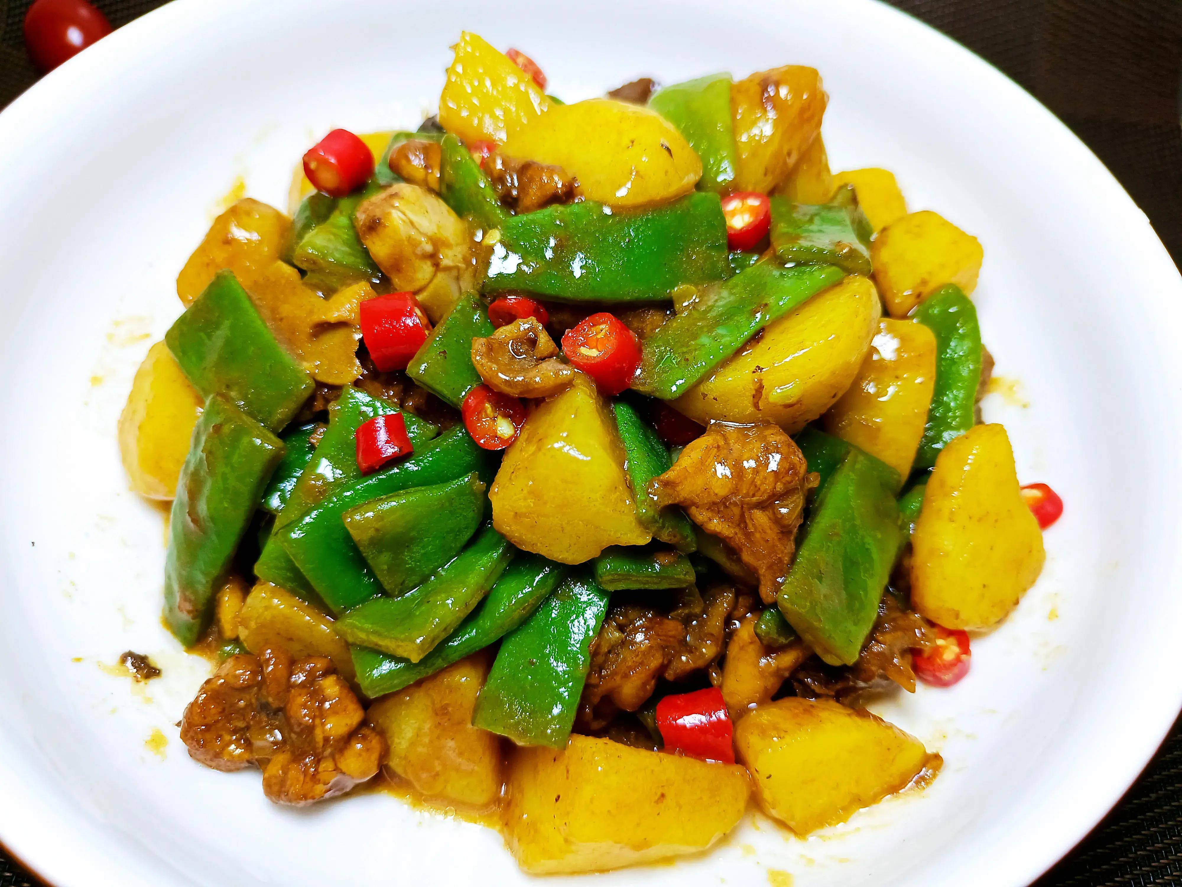 食材:鸡半只,土豆2个,油豆角200克,大葱,姜,生抽,老抽,盐,食用油,小米