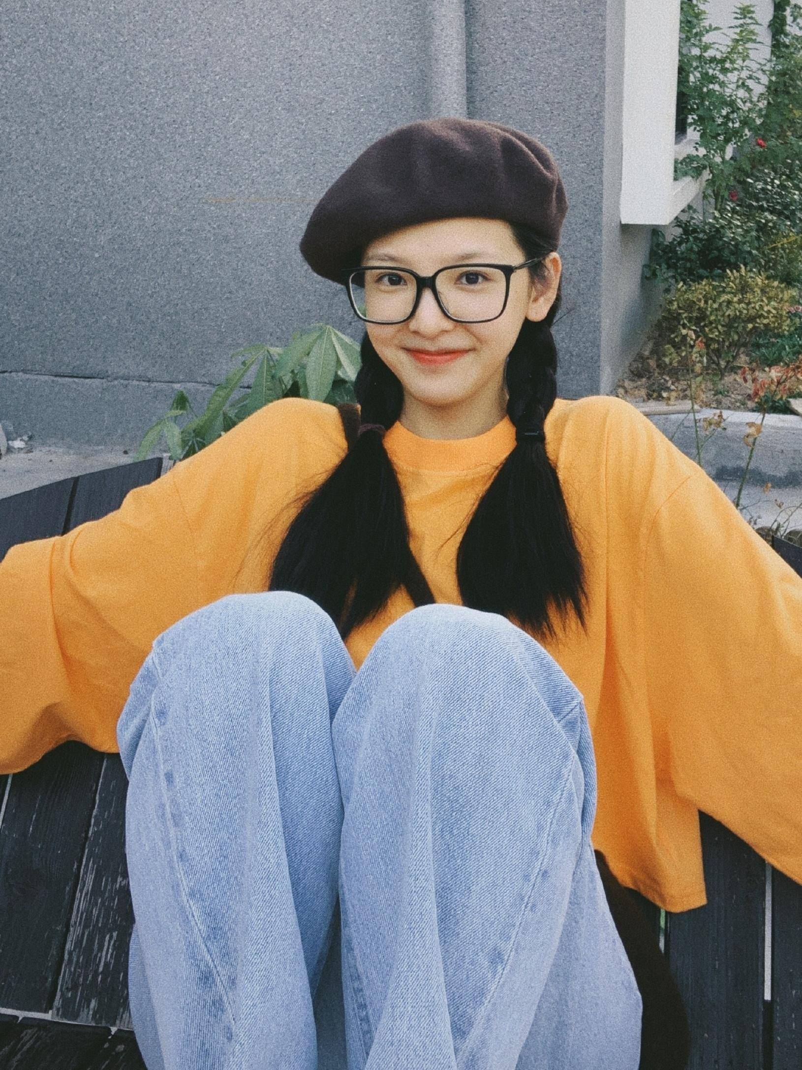 章若楠笑起来很好看.和唐艺昕一样,有着独特的魅力.看到笑我就很开心.