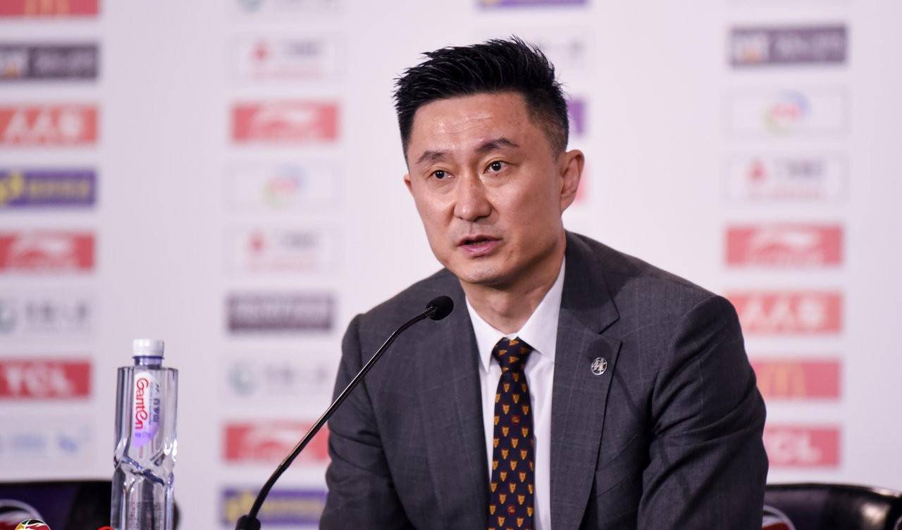 杨宏峰,1972年出生,篮球国际级裁判员.毕业于北京体育大学.