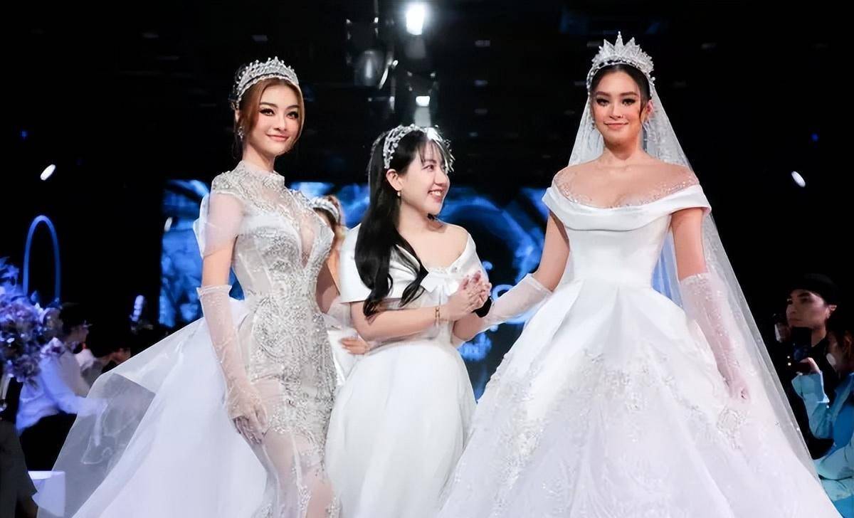 小薇在晚肩的白色婚纱上显得华丽而骄纵,大步走上了t台.