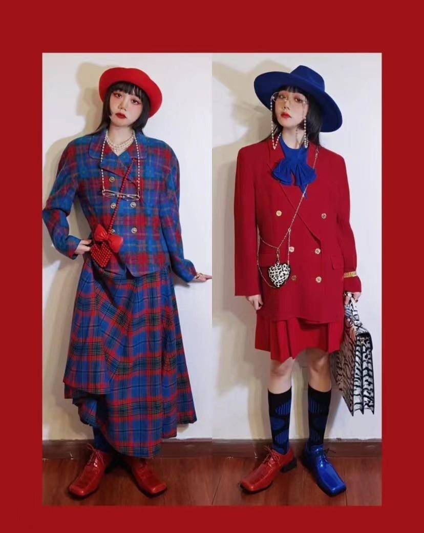 红蓝配色也被视为最能凸显服装设计中「复古感」的一种经典配色方案