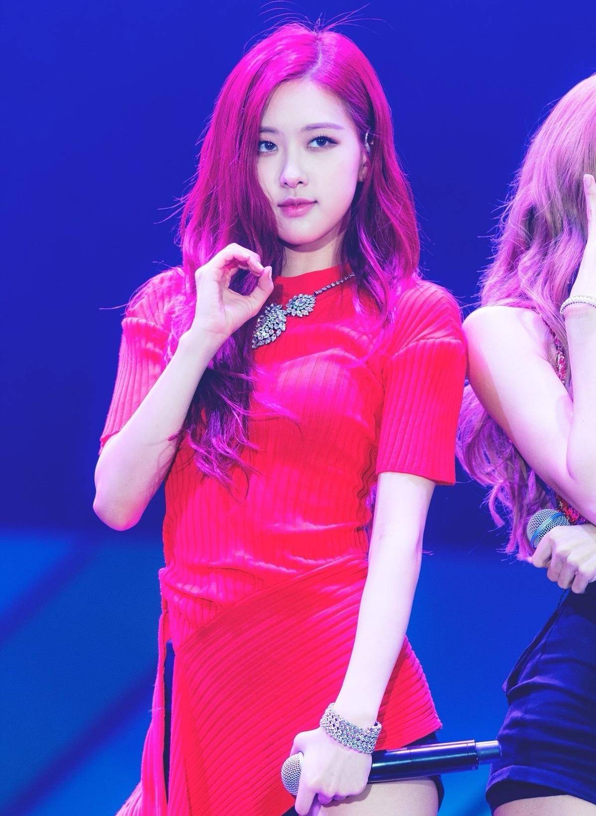 朴彩英是我见过最好看的红发女孩了,穿红衣时尚个性,真美呢!