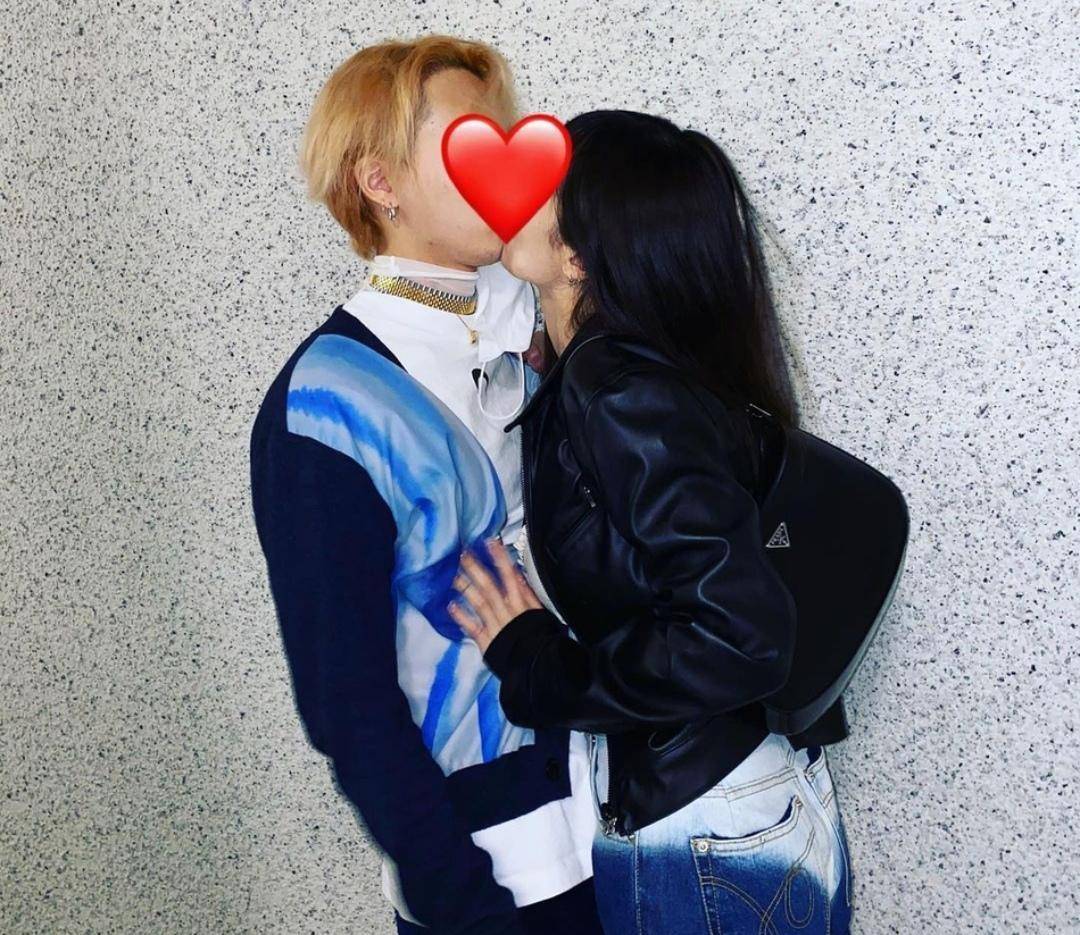 "小野马"泫雅与男友楼梯间亲吻,相拥合影却显脸大_照片_视频_时尚