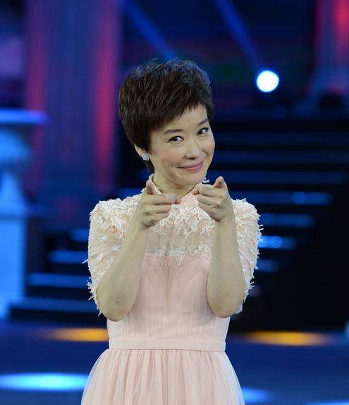 电视主持人王雪纯晒近况,眼袋突出面容憔悴,51岁至今无子_网友_社交