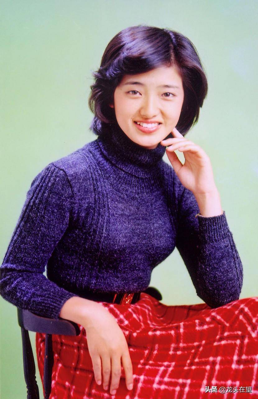 这是山口百惠比较经典的,也比较好看的一张坐在椅子上的照片.