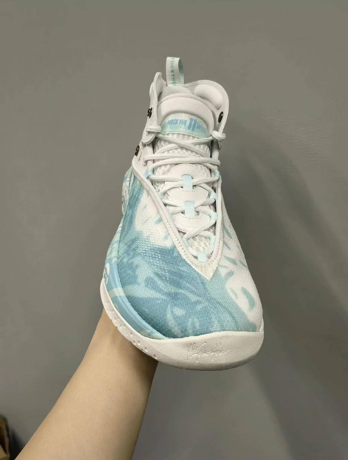 安踏在配色设计上稳居一线水平_球鞋_部分_浪花