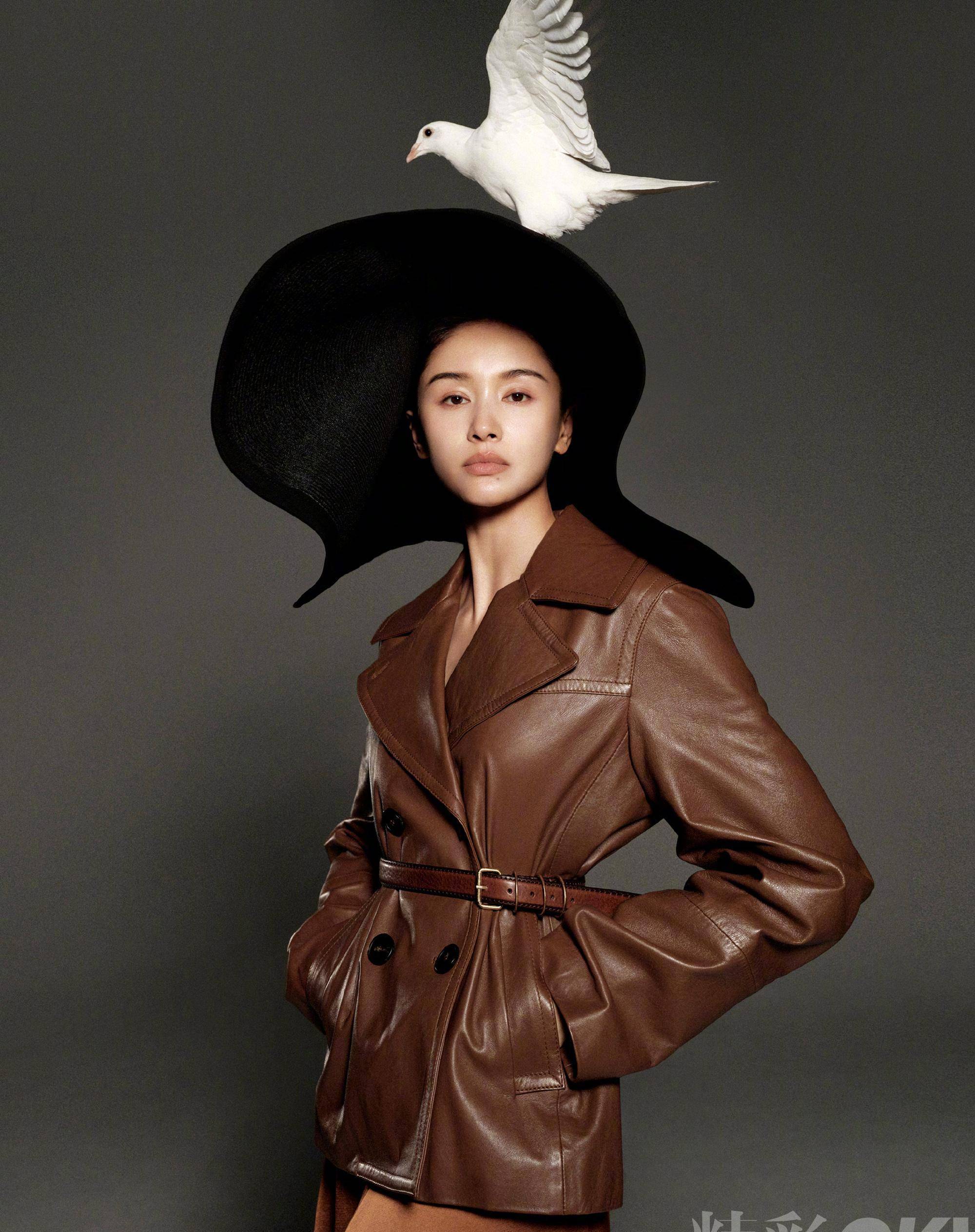 王子文《ok精彩》封面,分手后穿深v长裙挂吊环,性感撩人_黑色_连衣裙