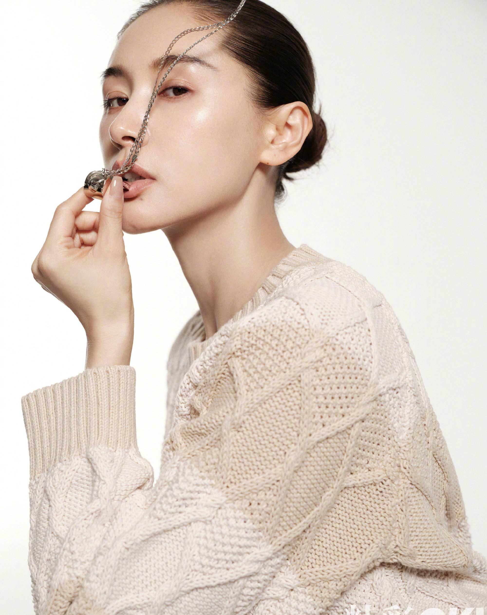 王子文《ok精彩》封面,分手后穿深v长裙挂吊环,性感撩人_黑色_连衣裙