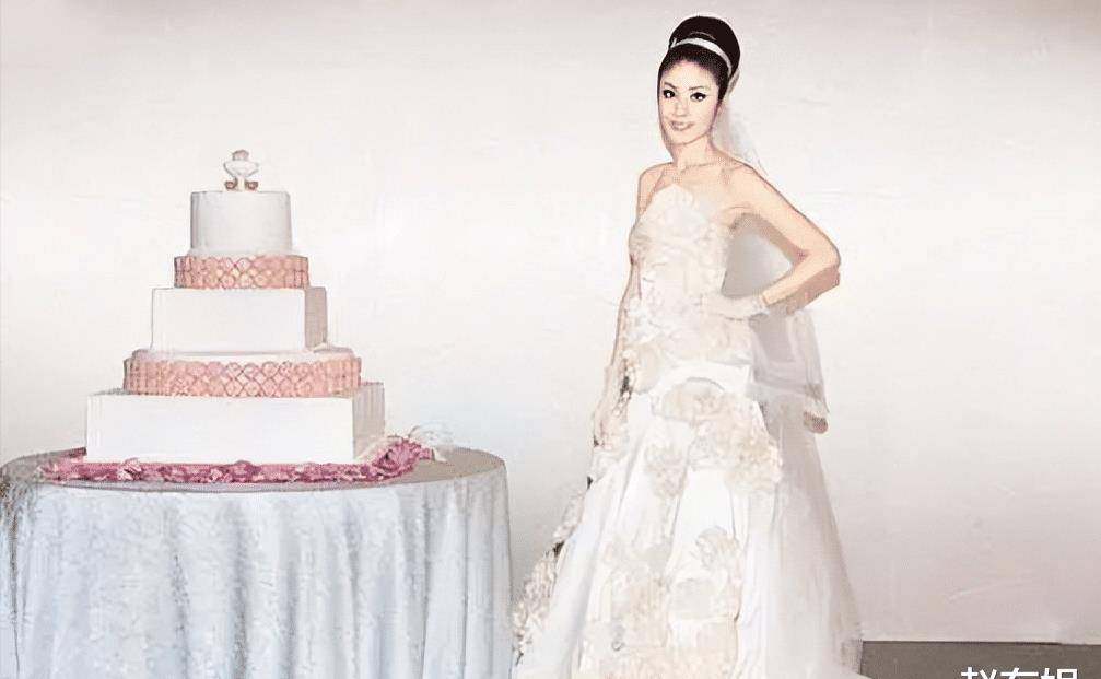 婚礼当天,陈慧琳光准备了三套婚纱.