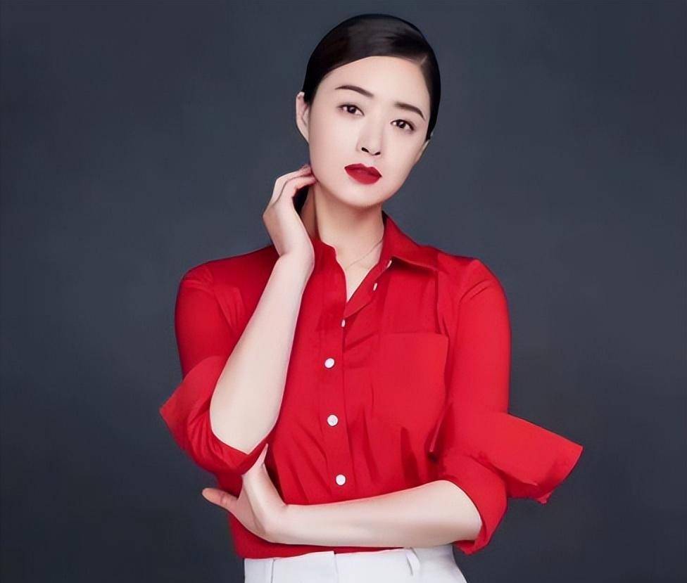 其实蒋欣本人参演电视剧的时间非常早,出生在新疆的她童年时跟随父母