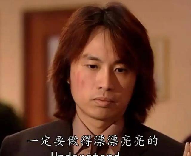 明明表情严肃,但怎么那么搞笑,后面的红灯为黄子华老师增加了可爱和