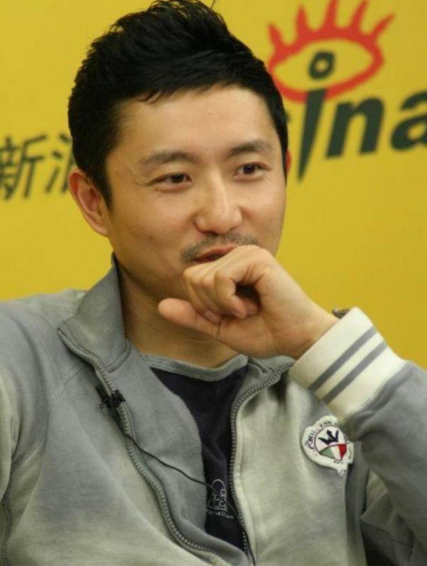 涂松岩:拒绝富婆追求,娶圈外普通妻子,一家三口幸福美满_表演_儿子