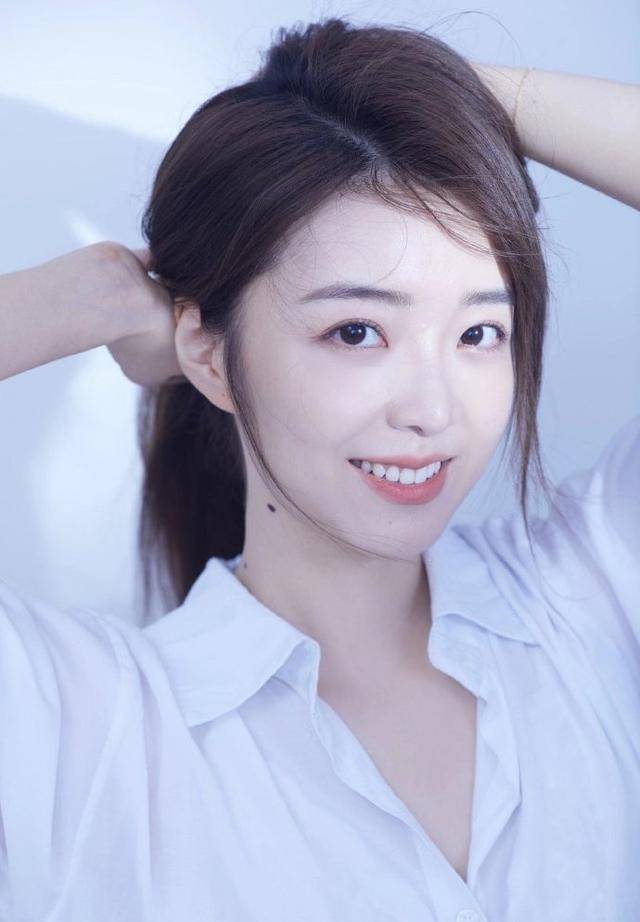 lpl女子解说余霜再发美照,几天不见更美了_照片_阿姨_气息