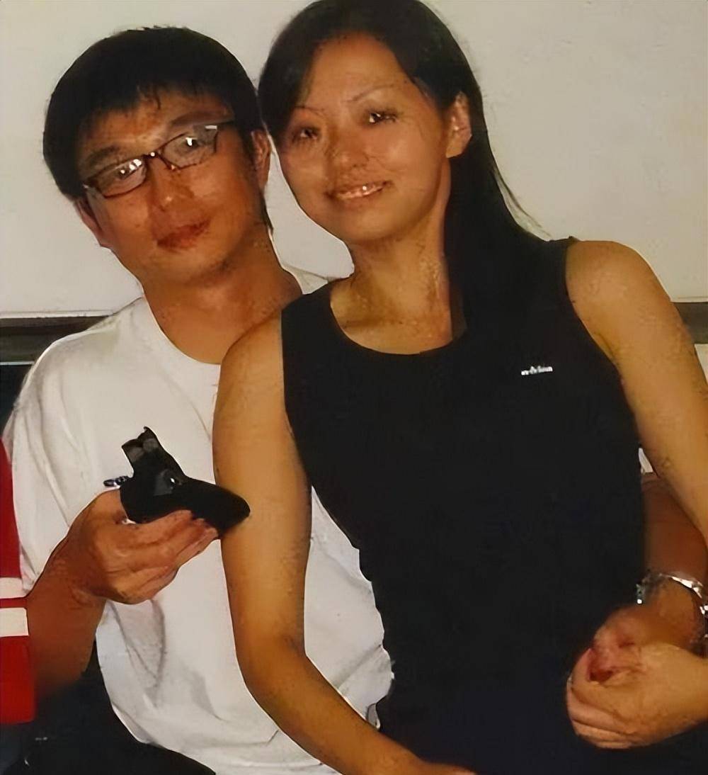 母亲反对嫁大19岁冯珂,离婚时损失6亿财产,如今怎样了_冯轲_父亲_酒吧