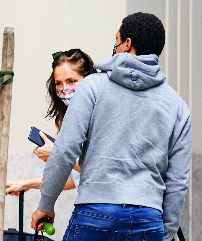 特雷弗·诺亚和女友明卡·凯利在纽约街头甜蜜约会_minka_trevor_noah