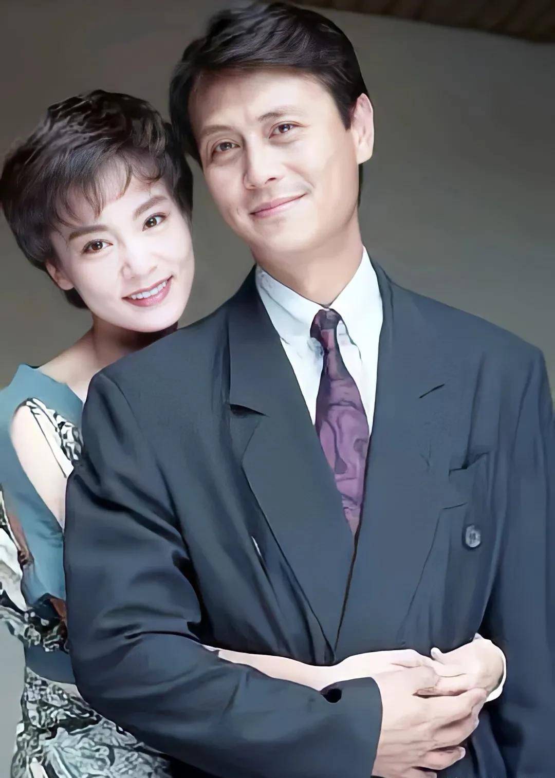 看了陈玉莲当年扮演的颂莲,终于明白刘德华和周润发那么迷她_美女