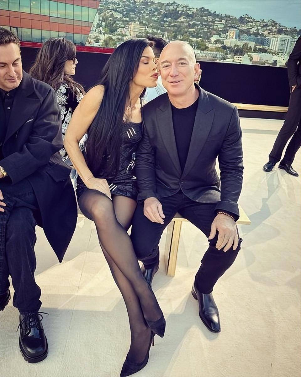 女友裙子太短跷二郎腿防走光,又亲上了_桑切斯_身材_生活