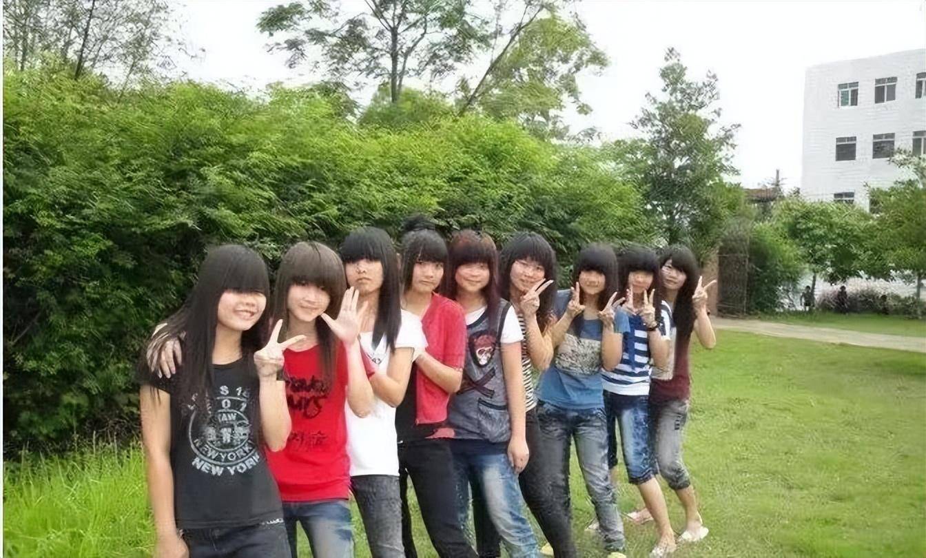 若干年前,非主流女生标配的遮眼齐刘海风靡校园,不论是中学生还是大学