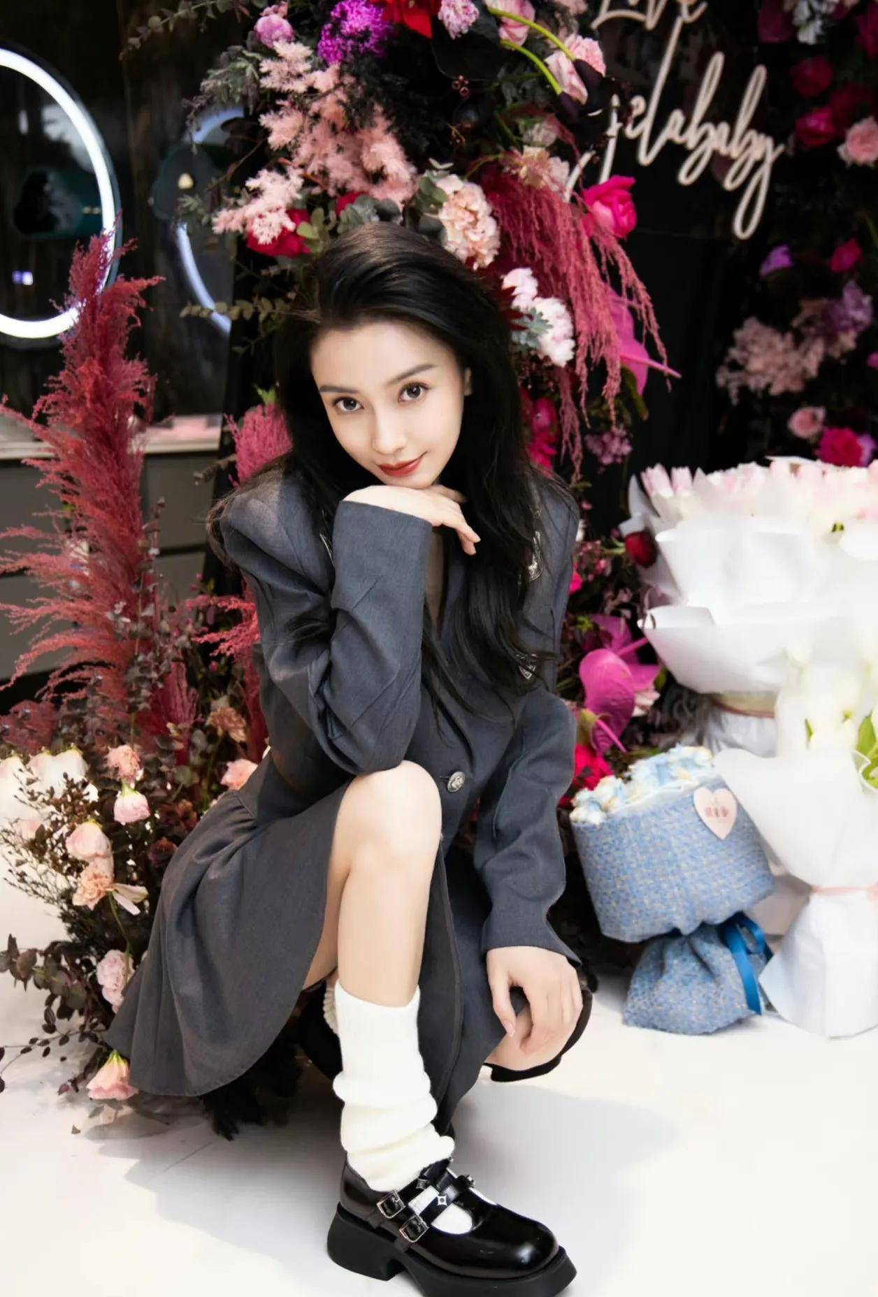 angelababy红唇烟熏妆惊艳众人,前夫黄晓明却已带新欢进家门_叶珂