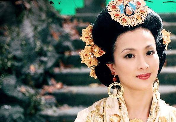 有型的女侠客,而她的妈妈则是端庄大气的王母娘娘