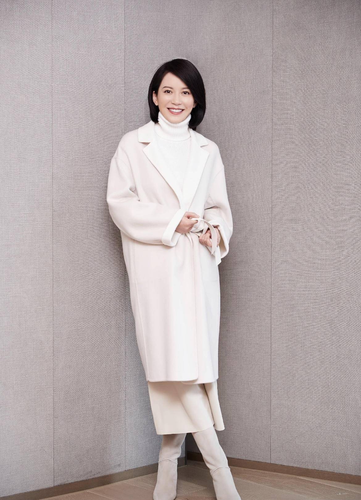 俞飞鸿才是真正的气质女王,穿灰绿色风衣走机场,优雅到骨子里!