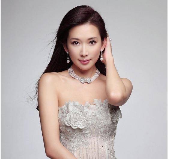 林志玲为电影院复工加油,只拍上半身不见肚子,再引怀孕猜疑_黑泽_身体