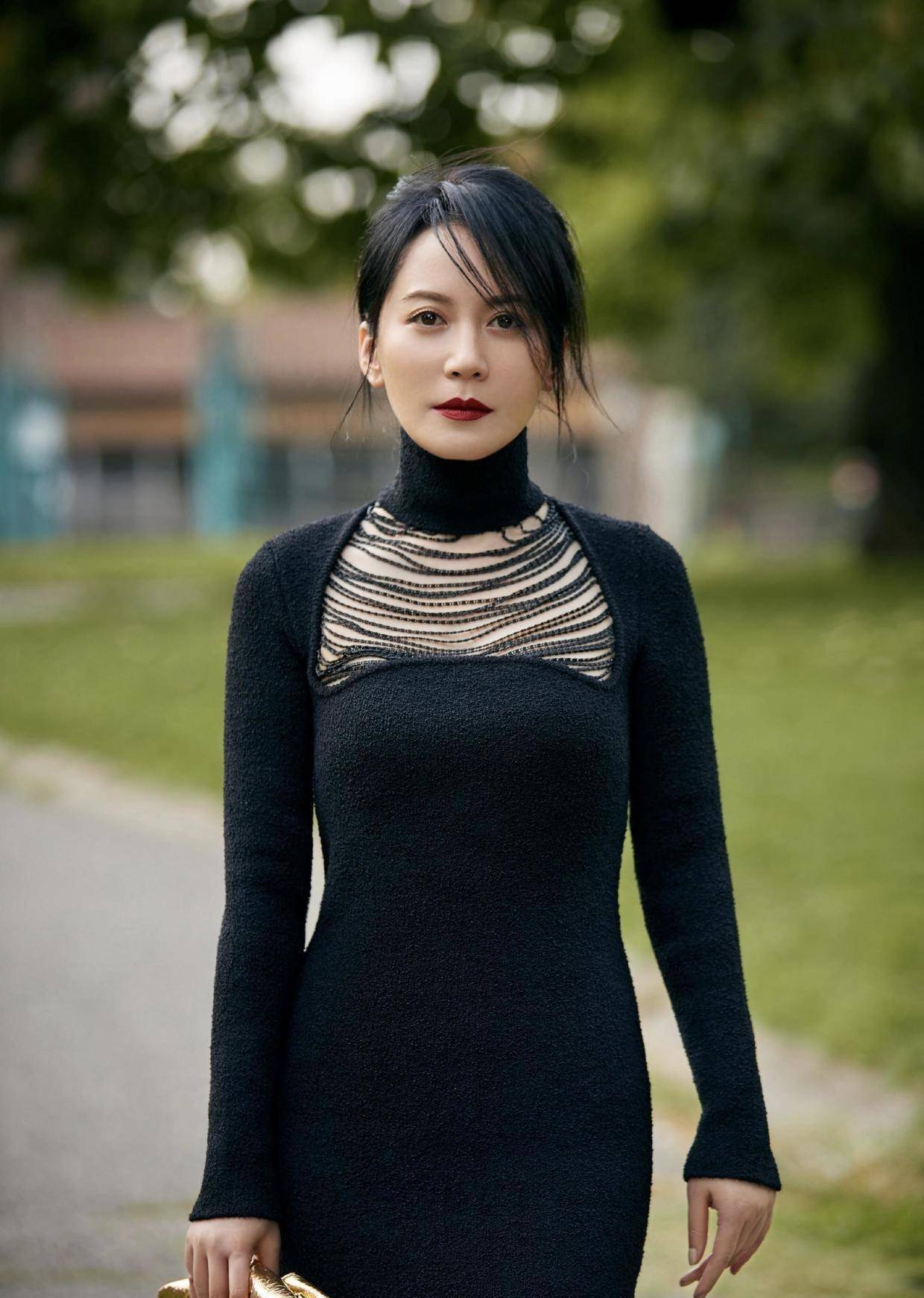 俞飞鸿真是50岁女人的骄傲,穿渐变裙走机场,显瘦不说气质更高级_黑色