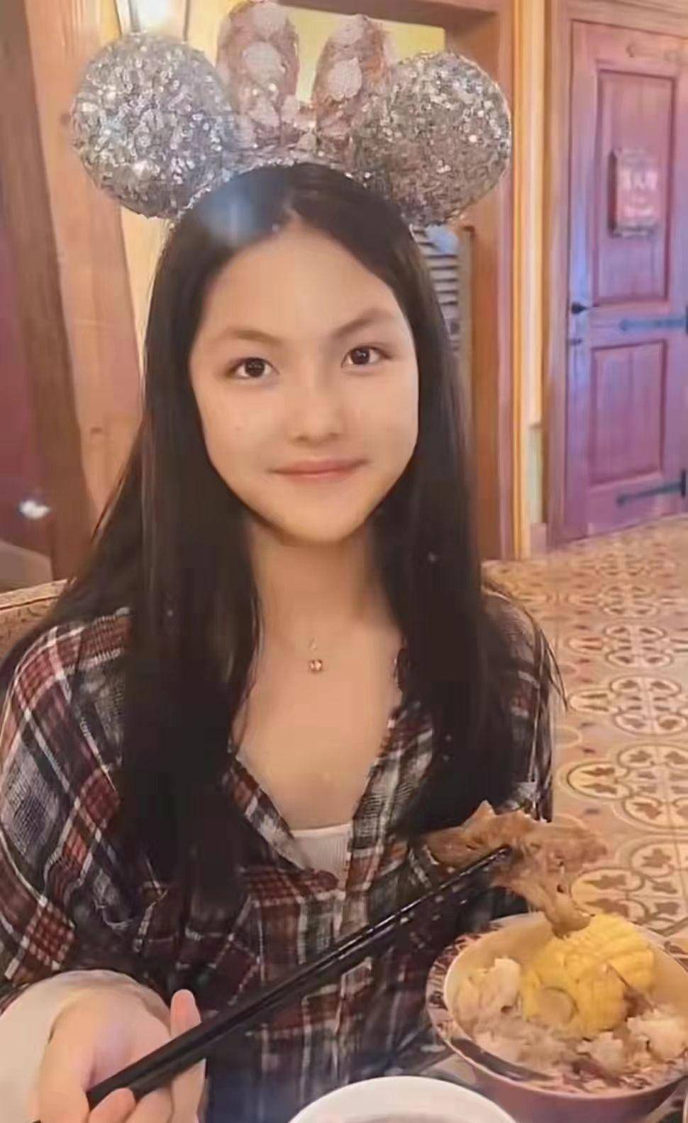 王诗龄瘦得体态都轻盈了!