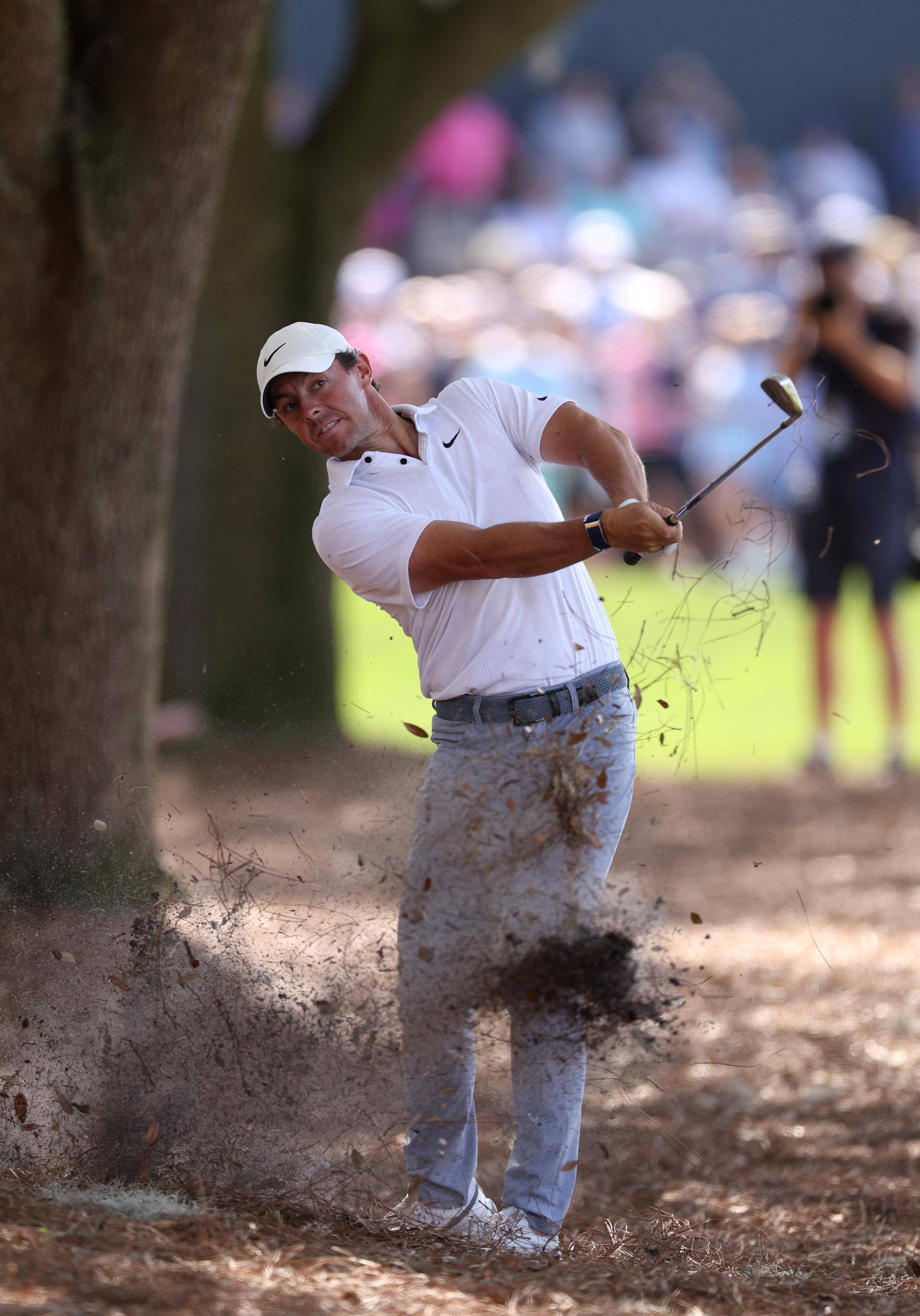 球员锦标赛首轮:特鲁姆普独居第二麦克罗伊被困在长长的草丛中_比赛