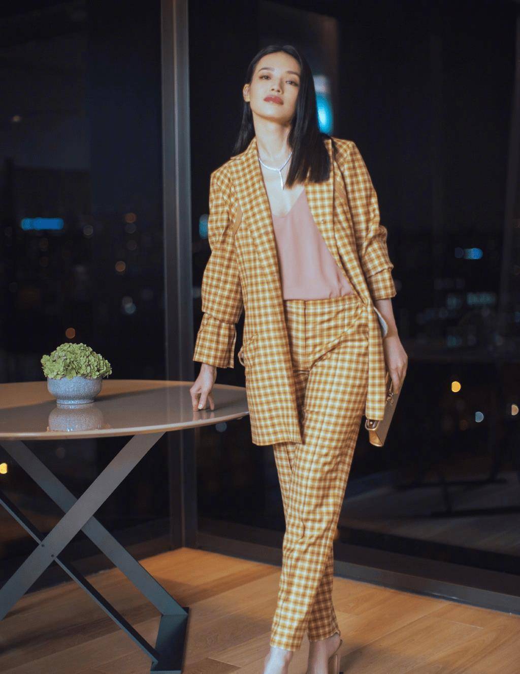 又被舒淇惊艳了,将牛仔套裙穿出非凡魅力,"国际脸"女神真不假_身材