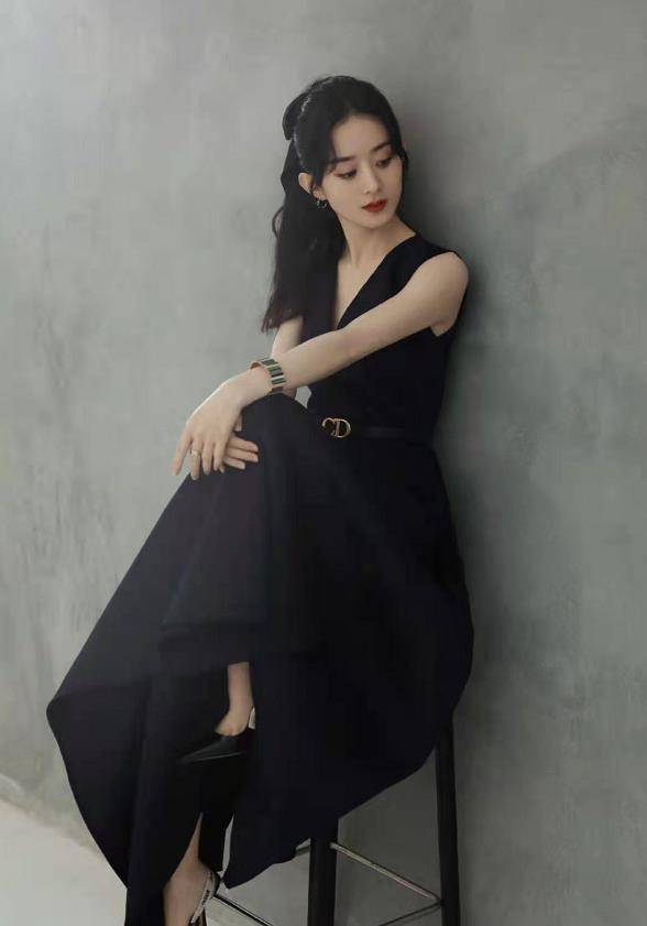赵丽颖黑色深v黑色连衣裙,灵动优雅!民国风美出新高度!