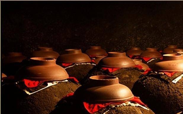 【丑时】鸡鸣贰夜半时刻的茅台镇,喧嚣归于平静,黑暗