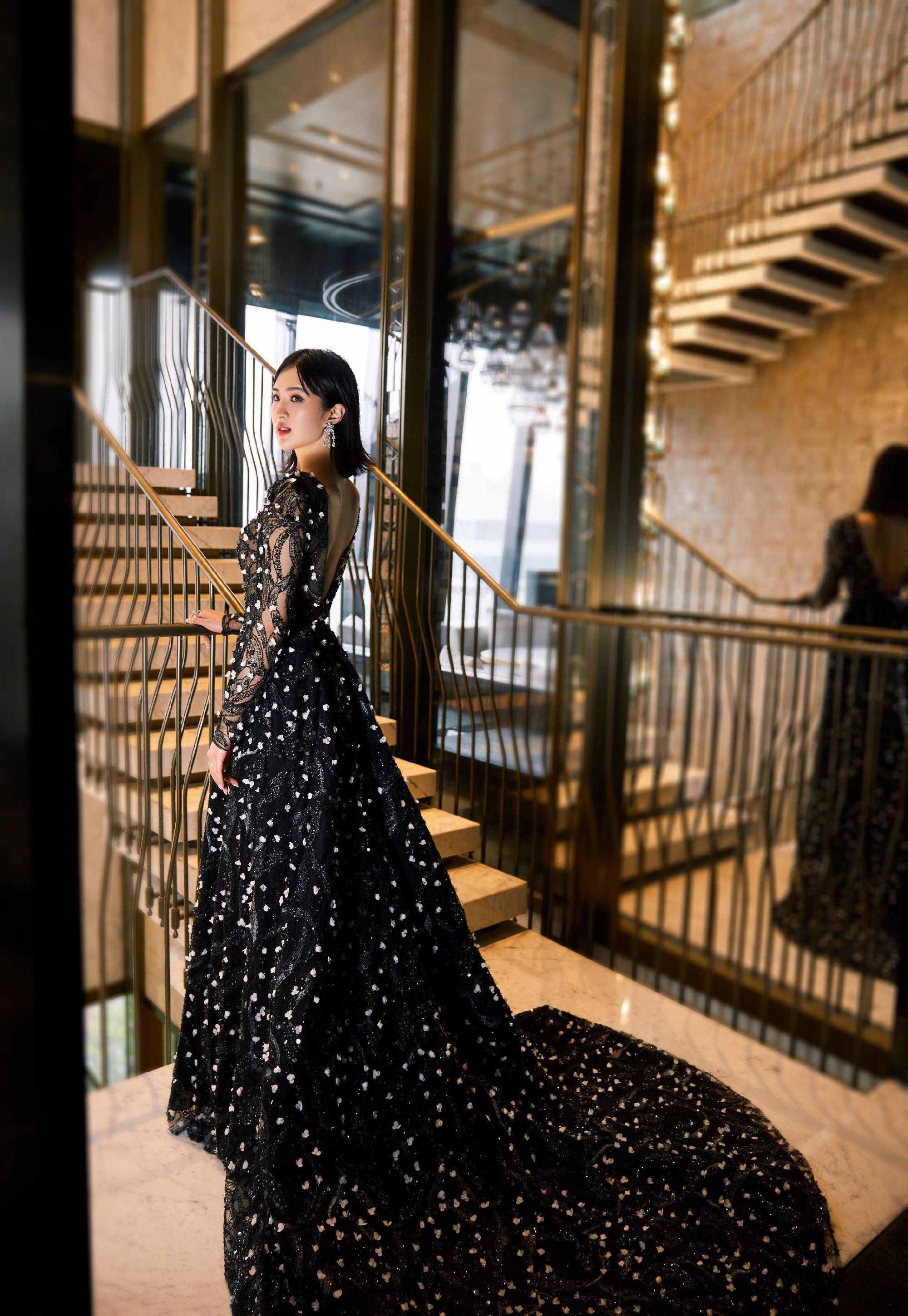 姚安娜红毯首秀"夭折",穿大牌礼服沦为背景板,苍蝇脚睫毛抢镜_整体