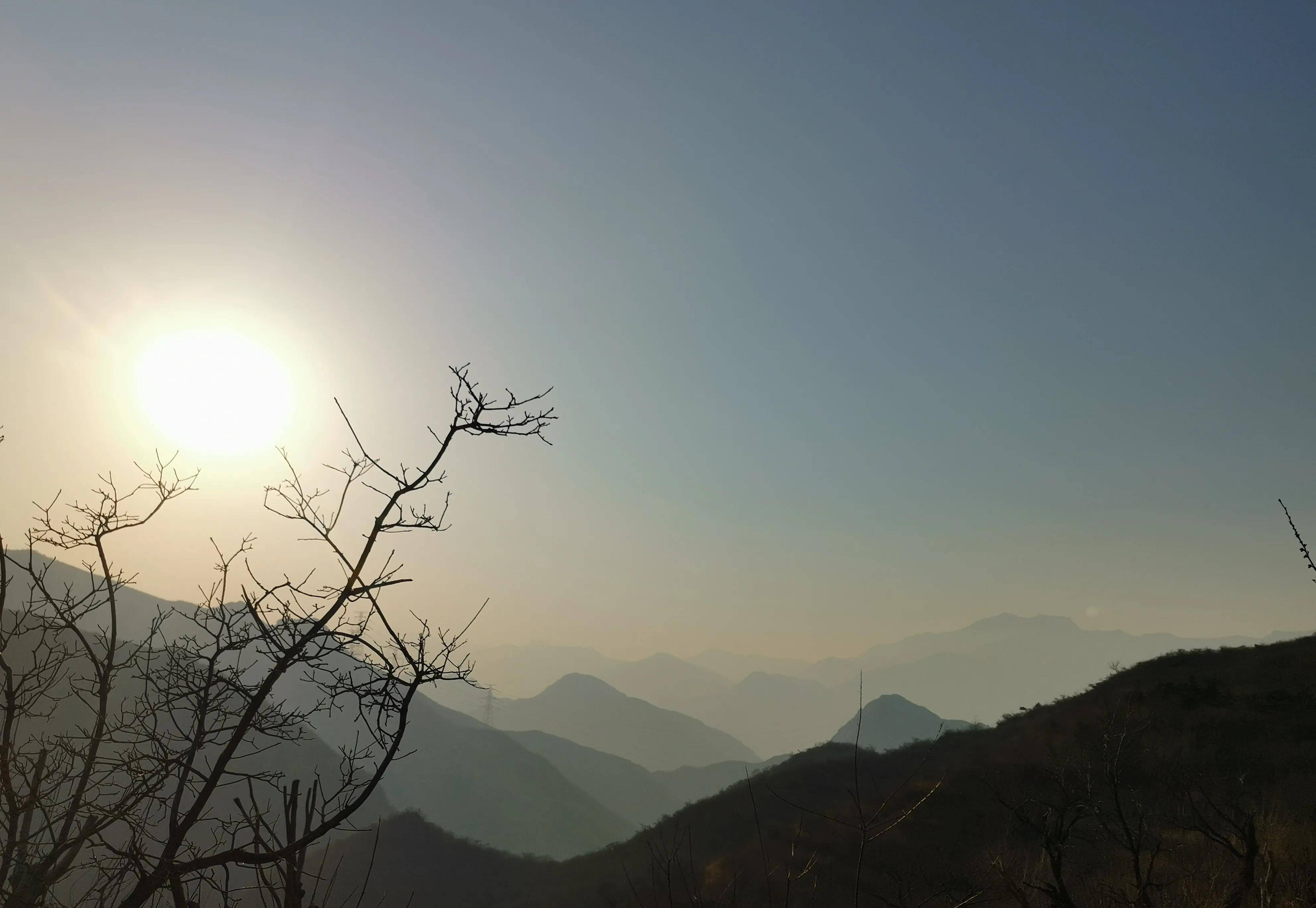 傍晚进山,北京门头沟古道荒村7公里徒步,看枯藤老树,落日余晖_感觉_风景_山路