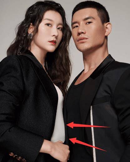 前几天谢孟伟和郭珊珊出街遛弯,当时就看到她的衬衫外套非常宽松,整个