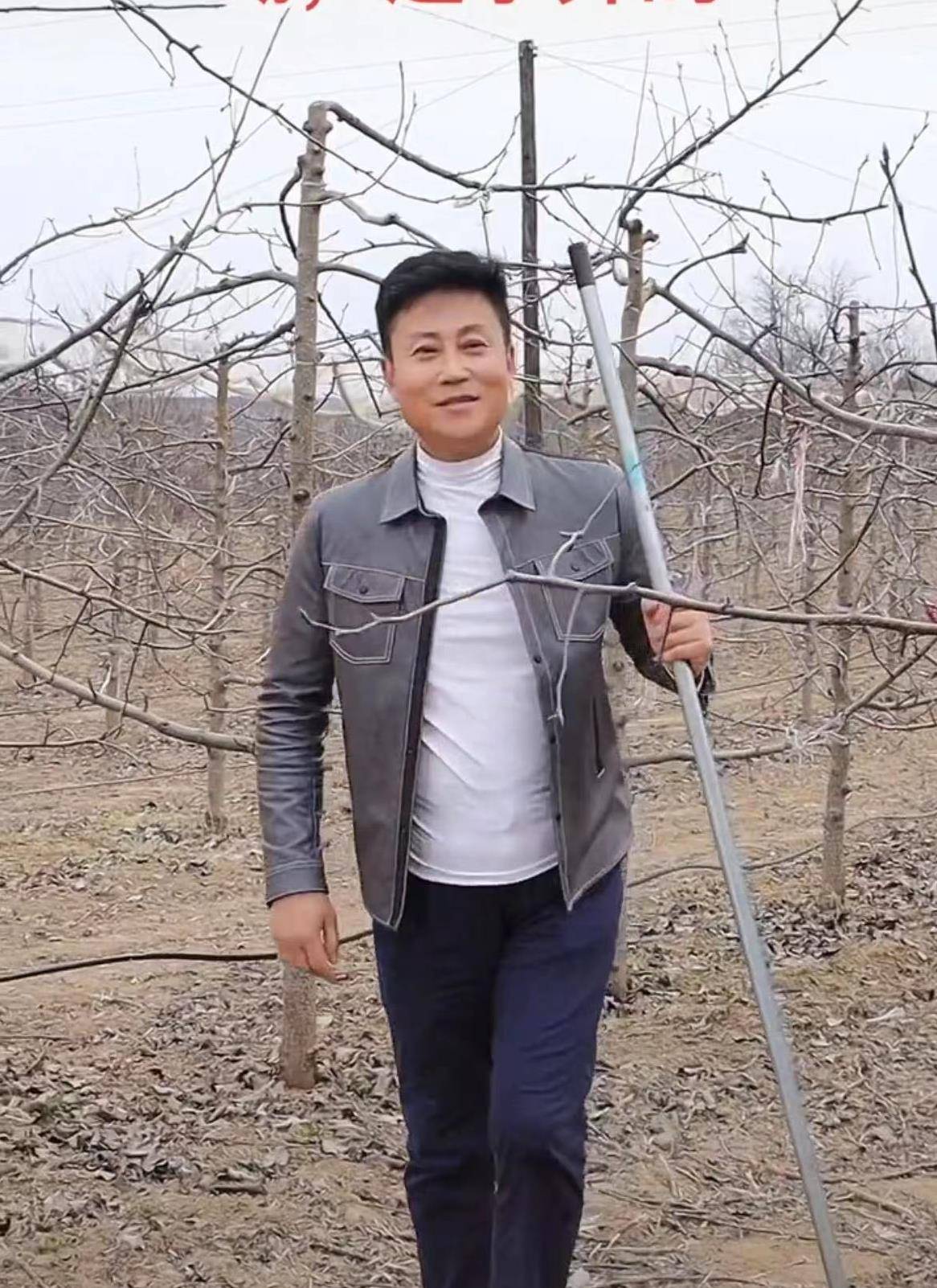 52岁耿为华现身陕西农村,脚踩黄土地干农活,手拿铁锹边铲边高歌_工作