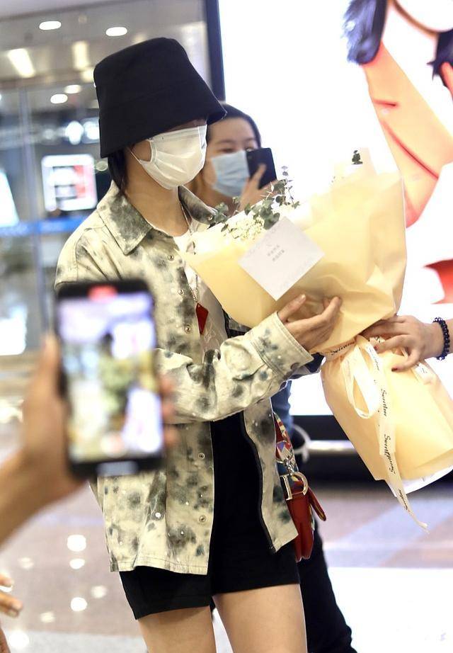 Yamy被嘲衣品太差，却被新look打脸，用乡土风上衣轻松凹出女王范（yamy被雪藏）