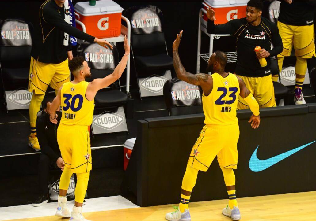詹姆斯全明星赛甘当绿叶,队友开心他当吃瓜观众_库里_字母_保罗