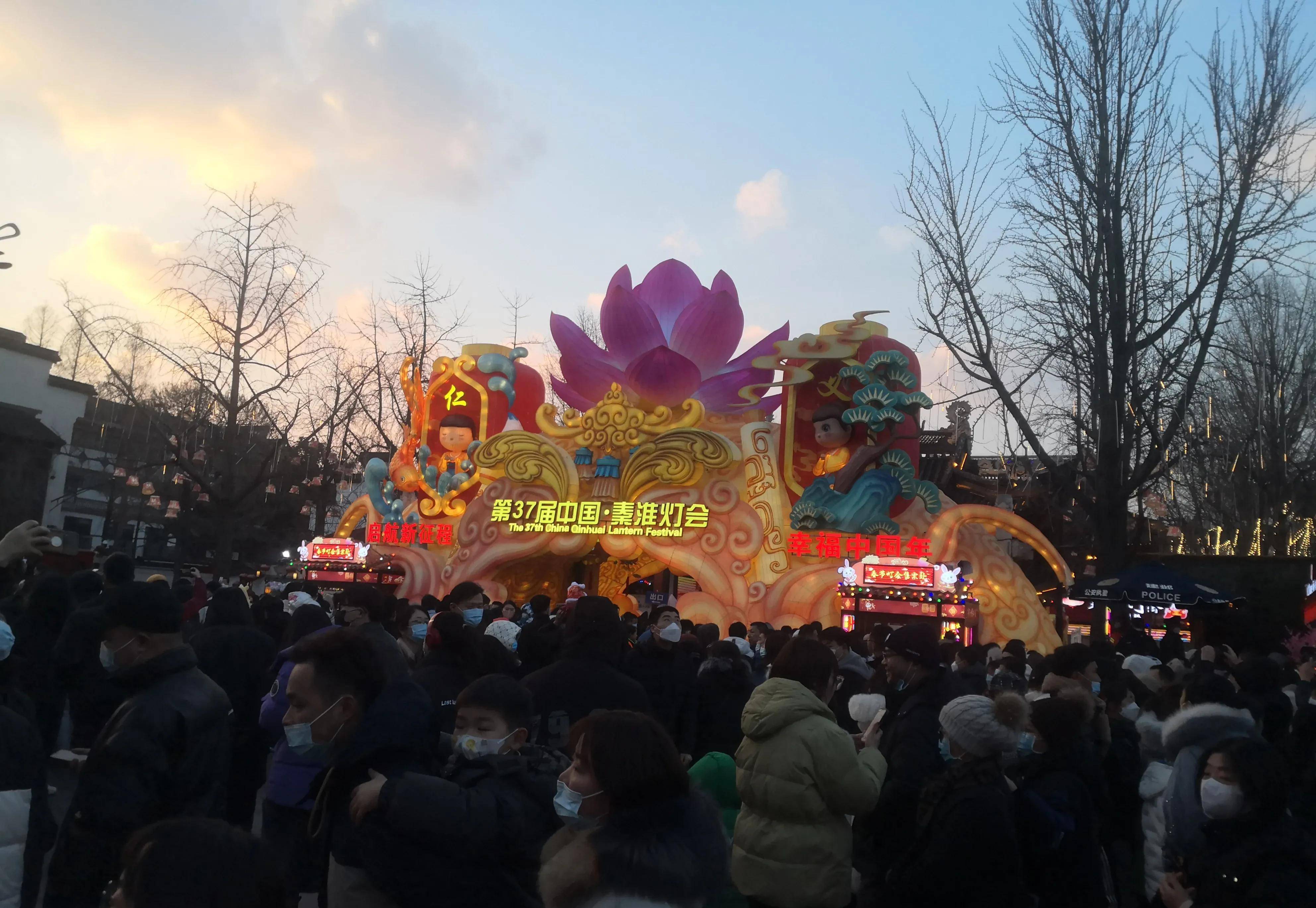 夫子庙景区迎来赏灯大客流,花灯市集游人如织,年味足