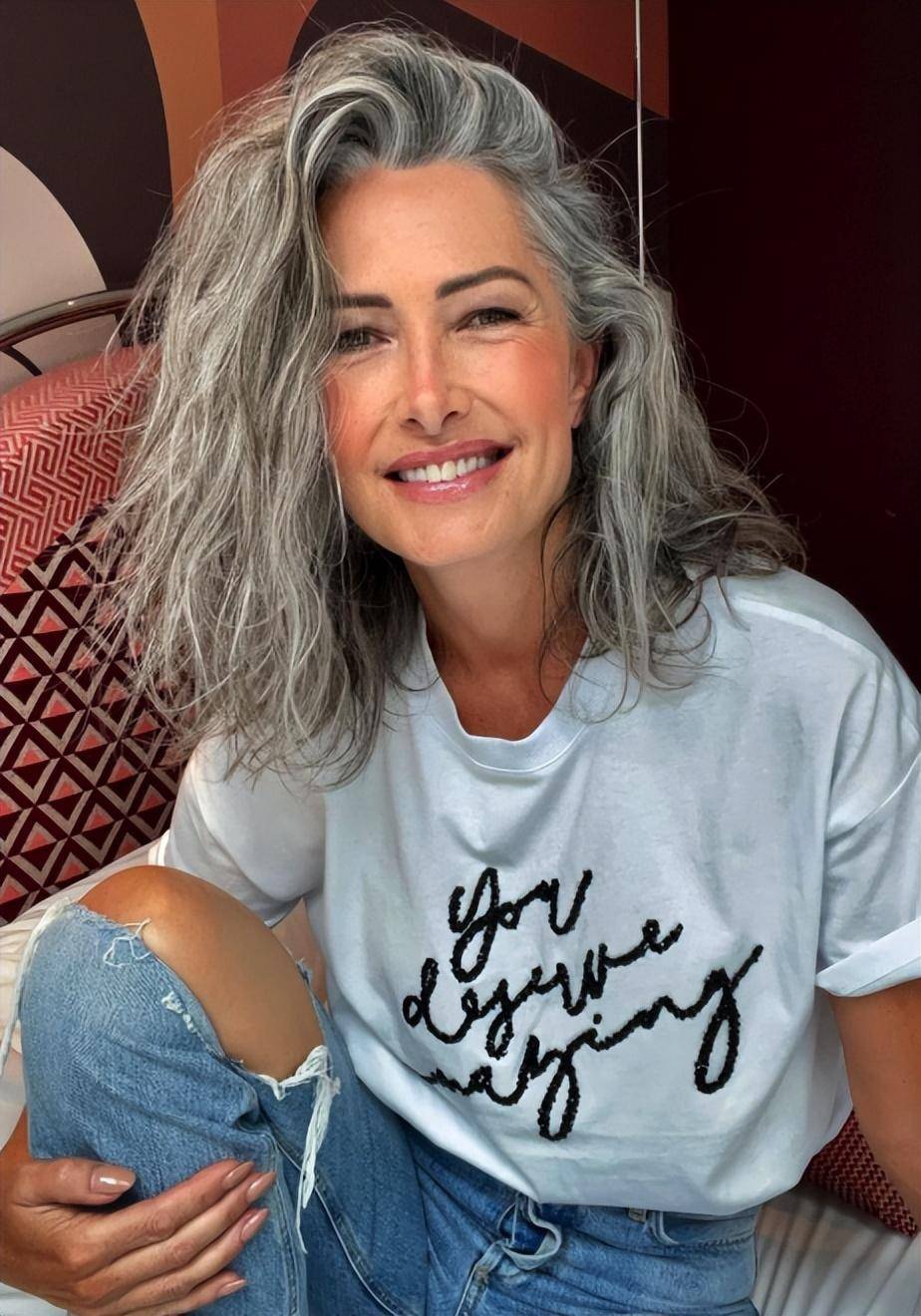 52岁银发模特,公开她的时尚和美容技巧_化妆_路易莎邓莎_白发