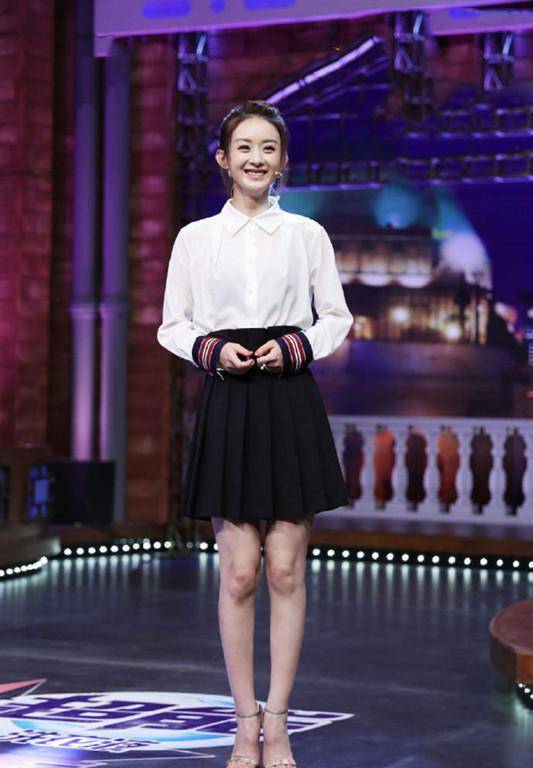 赵丽颖成功扮少女,穿百褶短裙配白衬衫像学生,难怪那么多男粉丝_造型