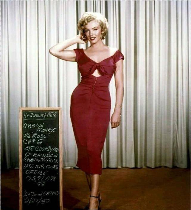 传奇的梦露真会挑发型,穿紧身裙配卷发,微胖还能妩媚,厉害_衬衫_时尚