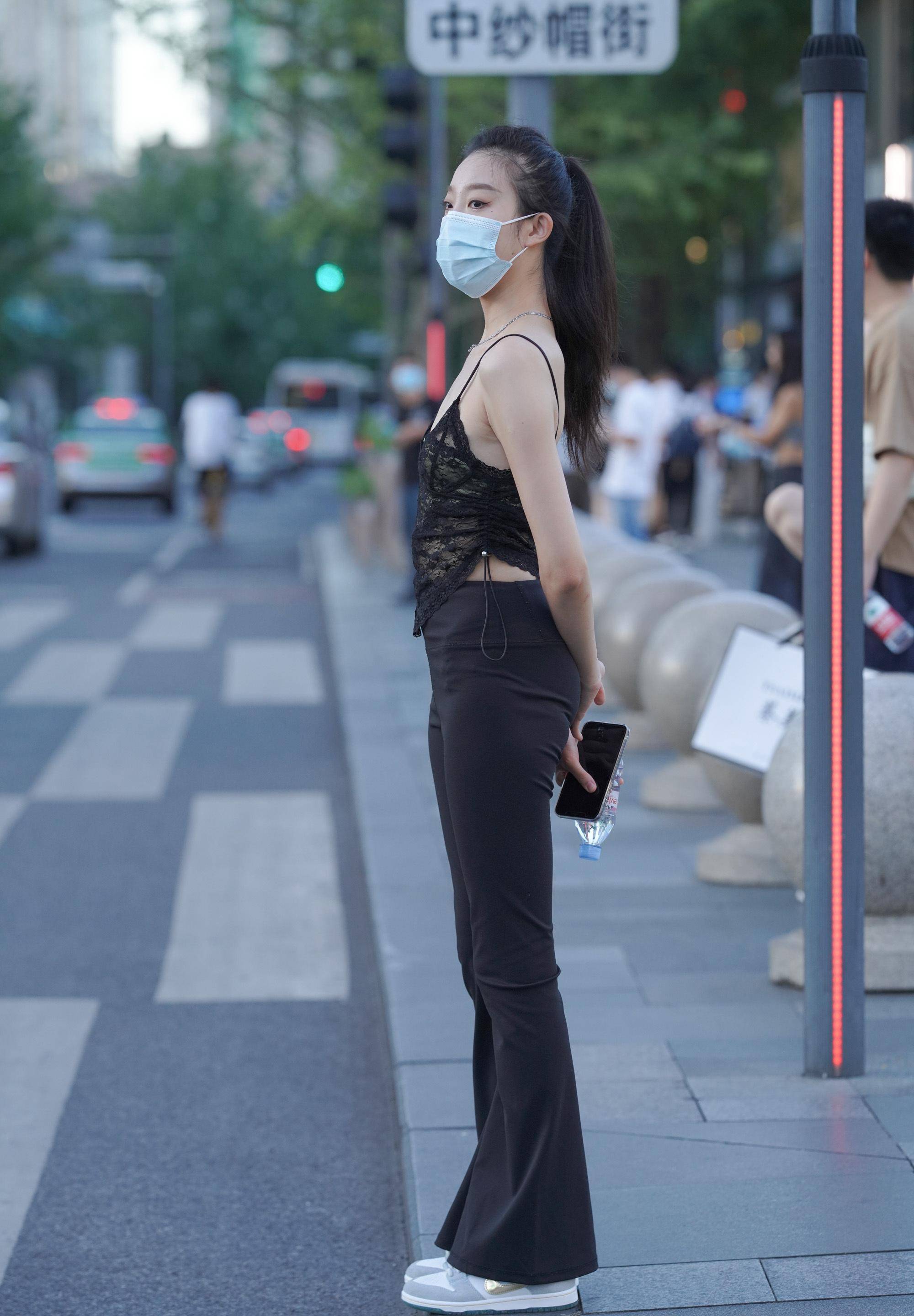 身材很瘦的女生和微胖女生,虽然体重差了几十斤,但魅力差别并不大