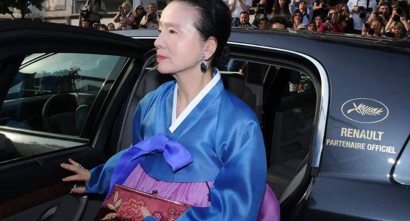 国宝影后晚年不安稳,国外再爆弃养争议,钢琴家男子对病妻还好吗_尹静