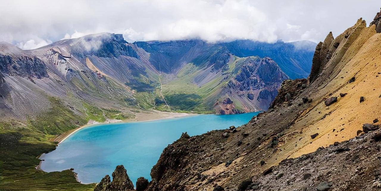 1,長白山景區:長白山是中朝兩國的界山,是中華十大名山之一,是滿族的