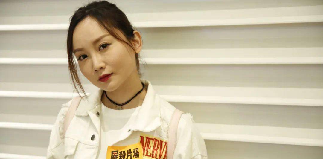 现年35岁的童颜女神张绮雯(靓妹)可以说是经典港剧脸,入行近20年的她