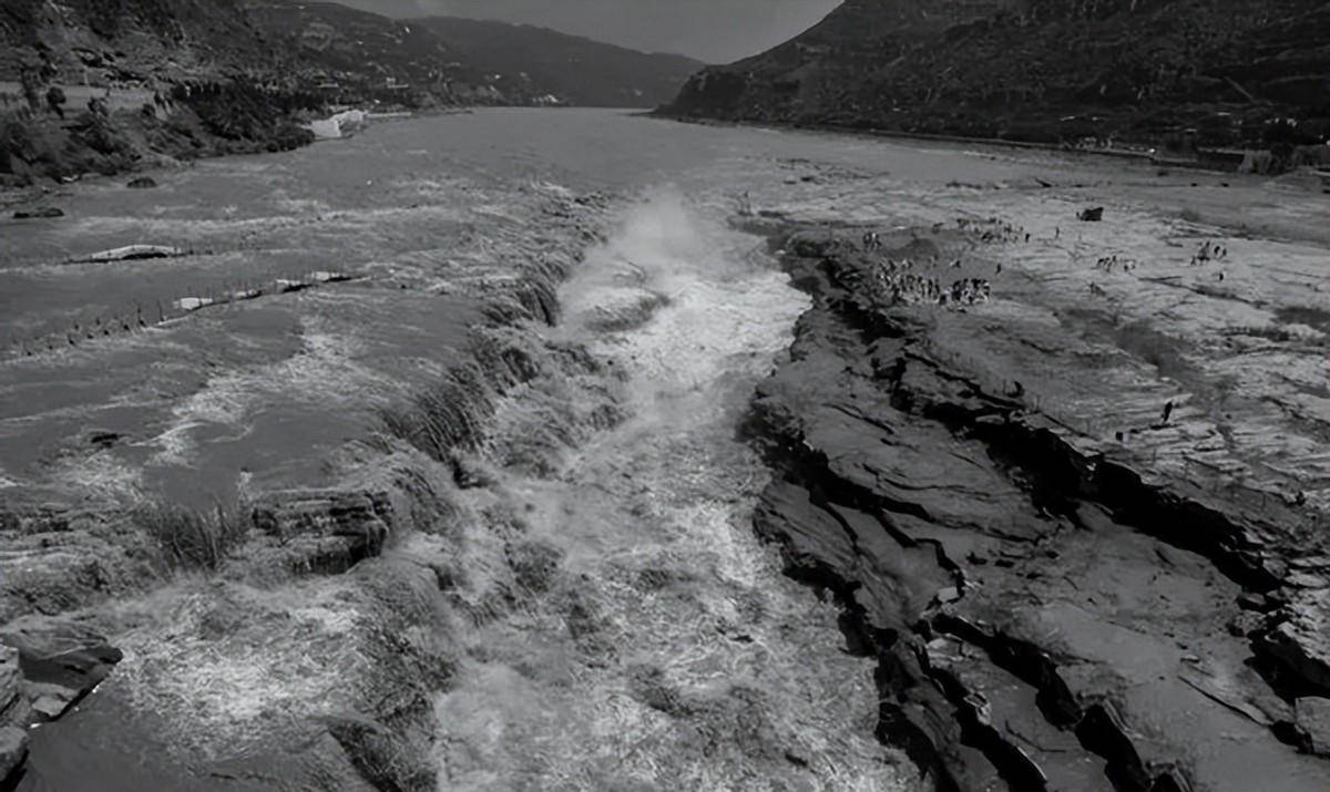 "马惇靖看了崎岖荒凉的沙洲,只好勉强同意.